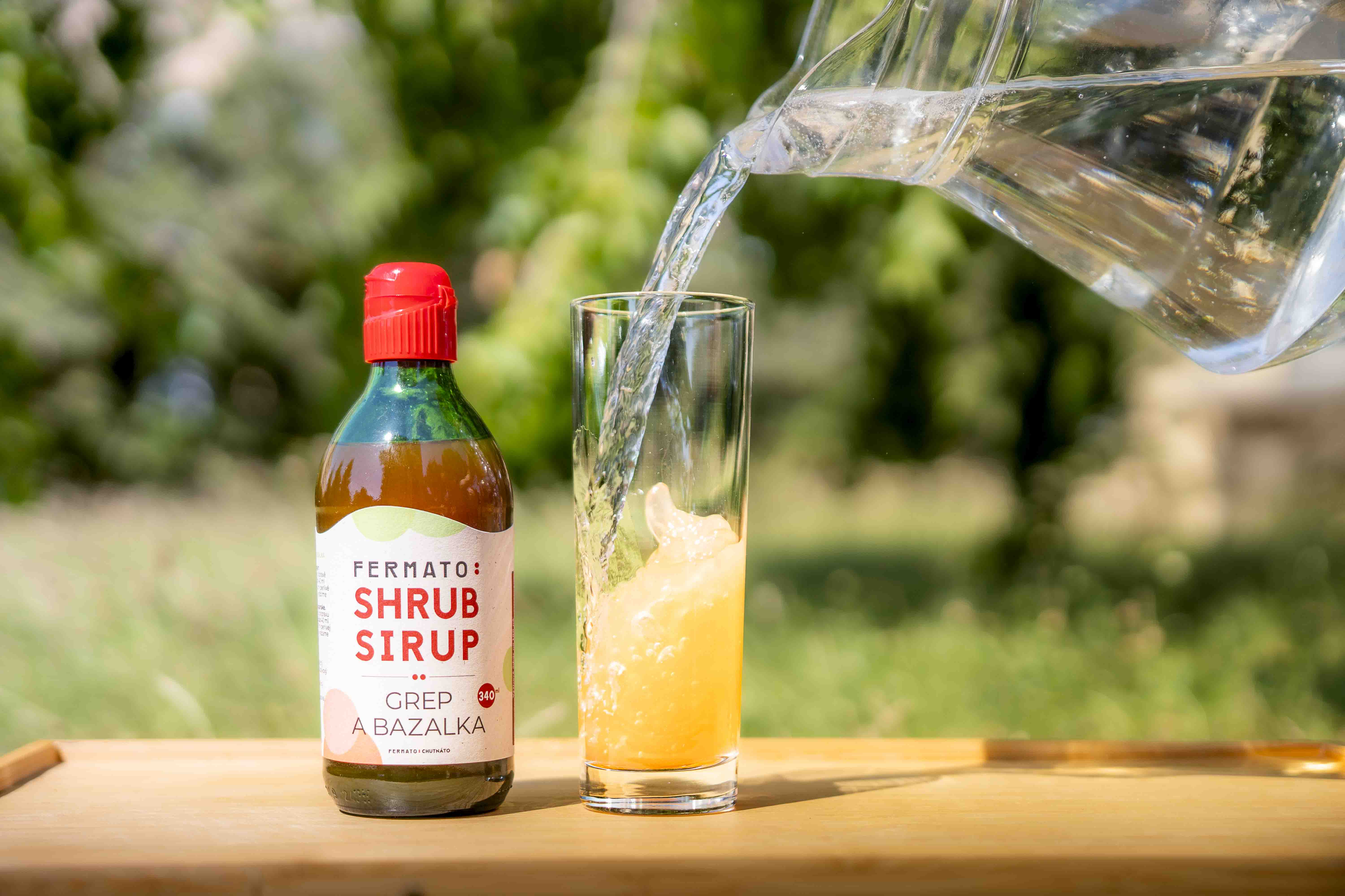 shrub smíchaný s vodou
